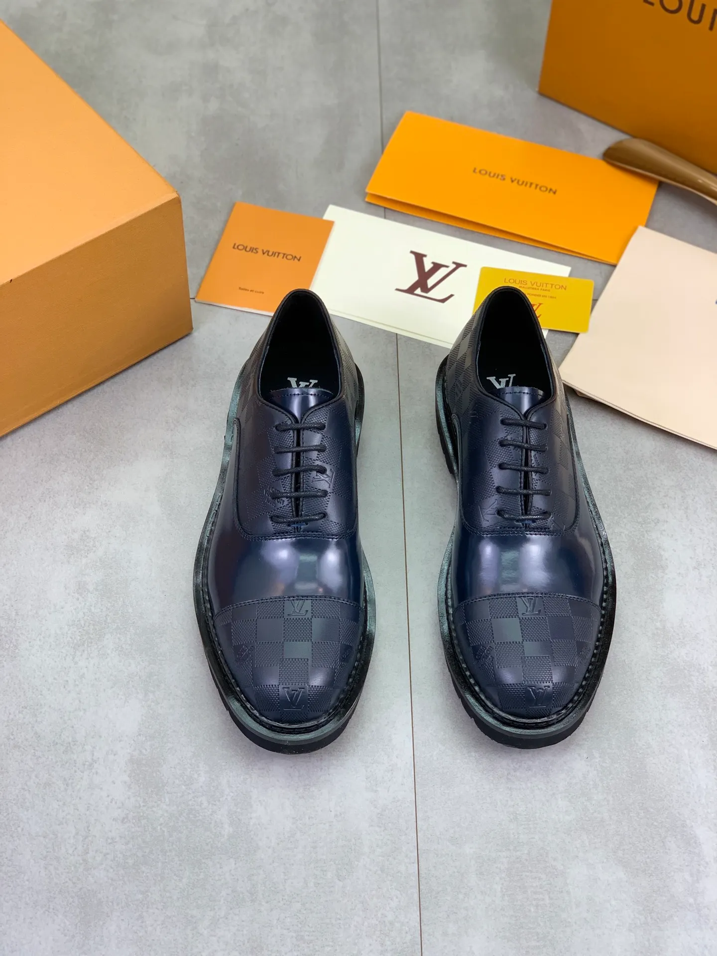 Factory price P820 💎💎💎Top version LOUIS VUITTON [Louis Vuitton] - LV men's business casual leather shoes, luxurious and noble 👞All imported original cowhide, just to create a more comfortable wearing experience, upper: original high-end calfskin➕Imported soft cowhide lining, original lightweight foam outsole✔️Color: 3️⃣colors available Size: 39-44 (38.45 46 can be customized (non-returnable)
